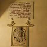 Dopo aver varcato il portone in legno, ci ritroviamo in un androne dove una targa celebra i giorni del maggio 1847 in cui il re Ferdinando II di Borbone e la regina Maria Teresa soggiornarono proprio qui, ospiti di Giacinto Poli
